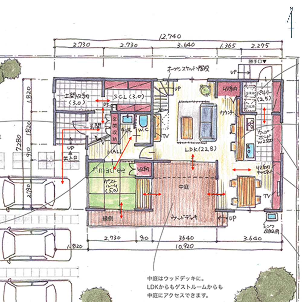 中庭デッキからの採光抜群、コの字の建物から桜並木のロケーションを楽しむ家