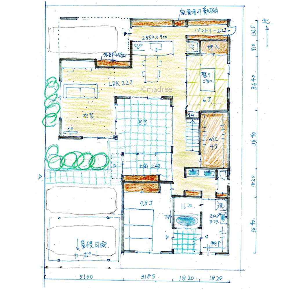 自然光の届くプライベートな中庭テラスで、週末の家族イベントを楽しむの家