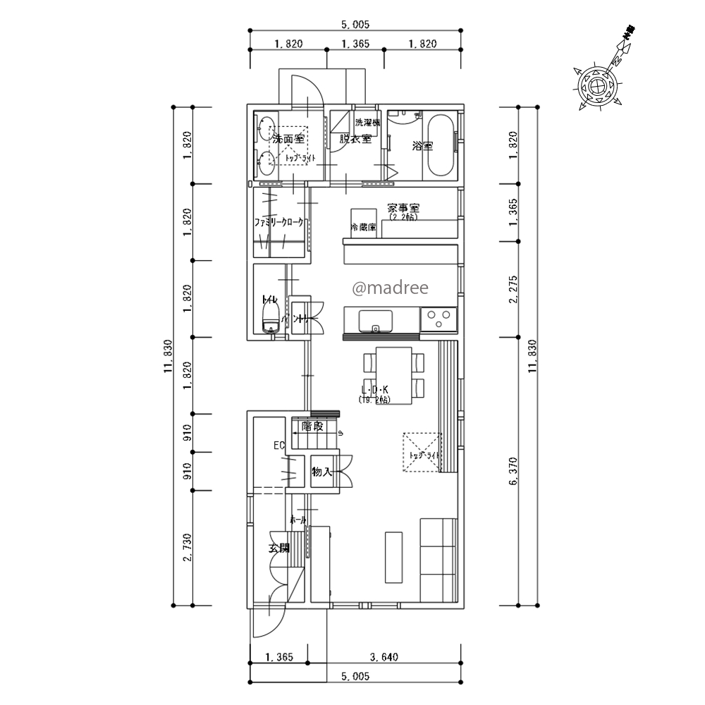 中庭デッキから明るさ取り込む、縦長敷地で快適に暮らす家