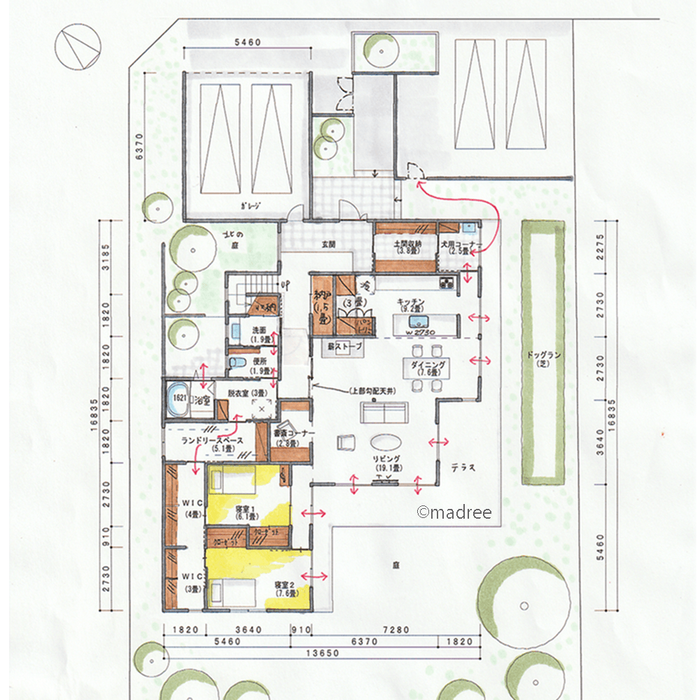 緑が囲む屋内外のゆったり空間、繋がるテラスで人も犬も出入り楽らくな家