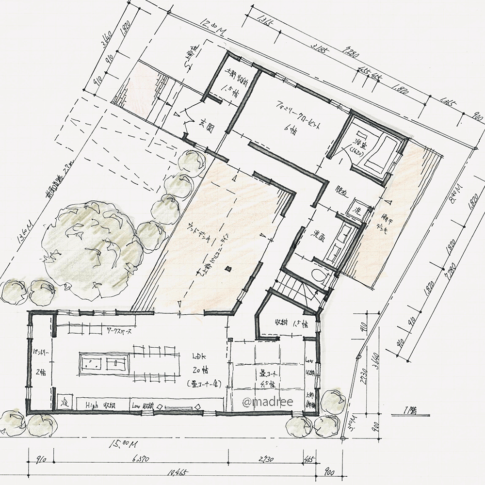 中庭デッキで空間分割、生活感隠してプライベート時間楽しむ家