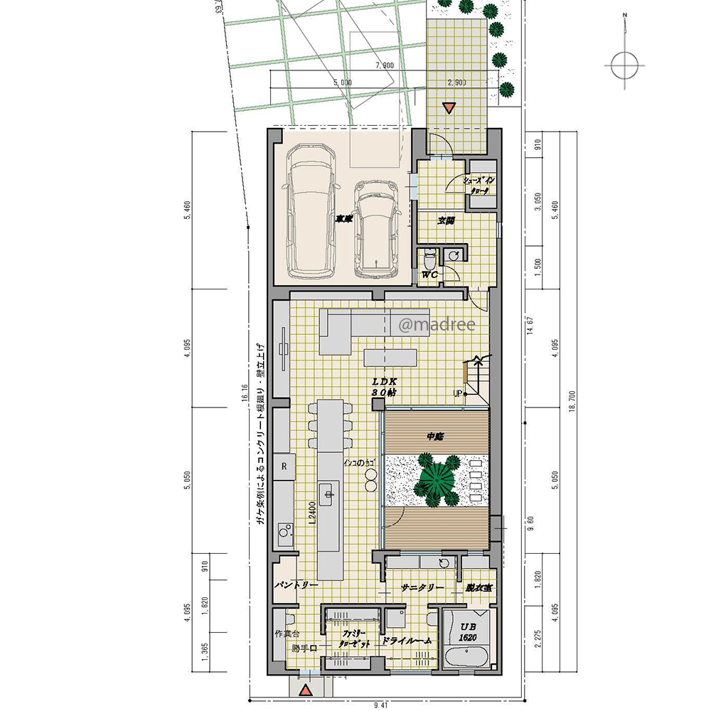 中庭から朝日が降り注ぐ、家族もペットも気持ちの良い朝を迎える家