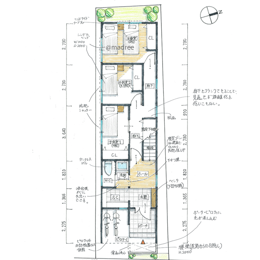 扉で隠した迷い込まないプライベート空間、高低差を家具や収納に活用した狭小地の家